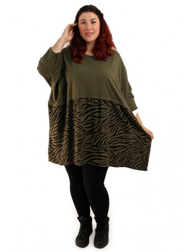 Vista frontal de sudadera plus size combinada verde militar para curvas.