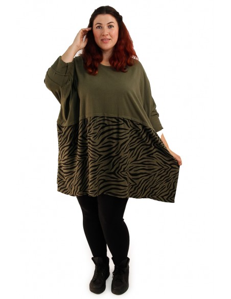 Vista frontal de sudadera plus size combinada verde militar para curvas.
