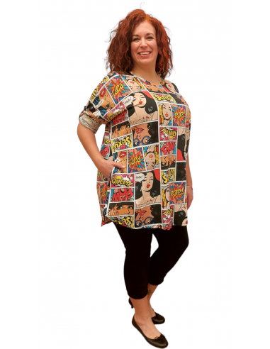 Detalle de manga con trabilla en camiseta tipo túnica plus size.