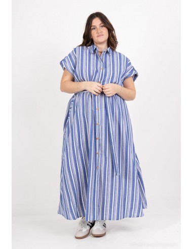 Modelo curvy luciendo el vestido largo de rayas con cinturón