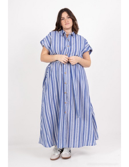 Modelo curvy luciendo el vestido largo de rayas con cinturón