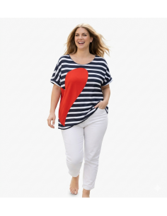 Mujer curvy con camiseta marinera corazón rojo y pantalón blanco. 2
