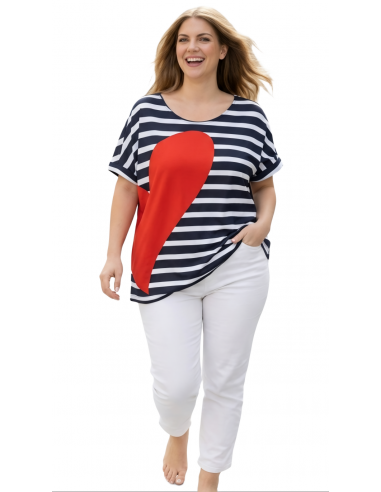 Camiseta tallas grandes rayas marineras y corazón rojo.