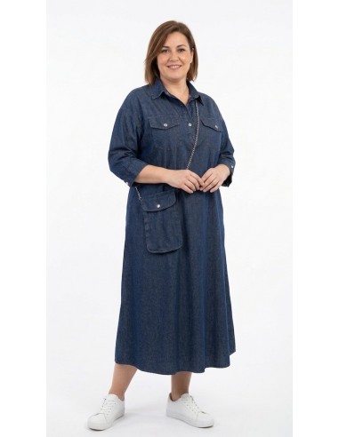 Detalle frontal de vestido denim curvy con bolsillos y cuello camisero.