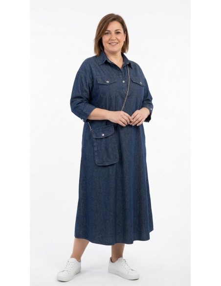 Detalle frontal de vestido denim curvy con bolsillos y cuello camisero.