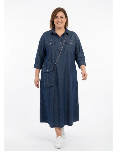 Look casual para mujer con vestido vaquero y zapatillas blancas.