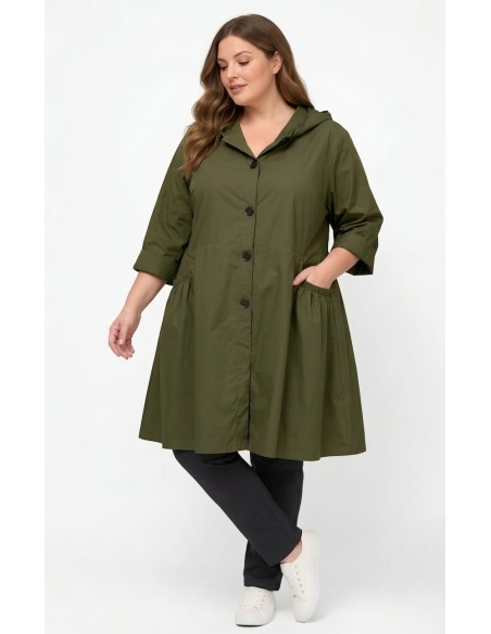 Detalle de bolsillos y botones de gabardina plus size verde militar.
