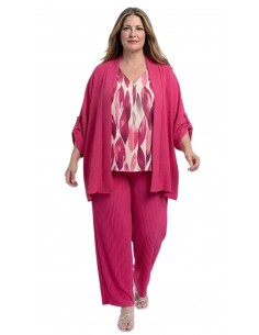Detalle de chaqueta fluida y pantalón plisado color fucsia tallas especiales. 2
