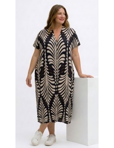 Vestido midi tallas grandes estampado hojas blancas y negras para mujer curvy.