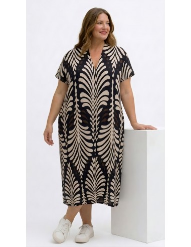 Vestido midi tallas grandes estampado hojas blancas y negras para mujer curvy.